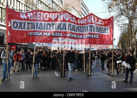 Les étudiants grecs marchent contre les plans du gouvernement pour les universités privées les étudiants grecs marchent dans le centre d'Athènes contre les plans du gouvernement d'autoriser les universités privées dans le pays. Athènes Grèce Copyright : xNicolasxKoutsokostasxNicolasxKoutsokostasx DSC 202402080158 Banque D'Images