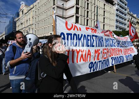 Les étudiants grecs marchent contre les plans du gouvernement pour les universités privées les étudiants grecs marchent dans le centre d'Athènes contre les plans du gouvernement d'autoriser les universités privées dans le pays. Athènes Grèce Copyright : xNicolasxKoutsokostasxNicolasxKoutsokostasx DSC 202402080315 Banque D'Images