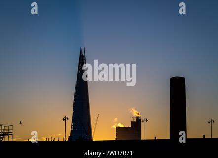 Une image frappante du Shard avec un fort rétro-éclairage dans le soleil chaud tôt le matin Banque D'Images