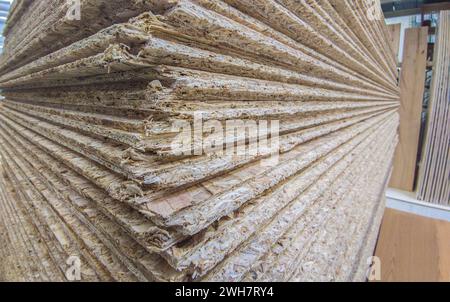 Panneaux de particules pilés sur haut. Détail de coin Banque D'Images