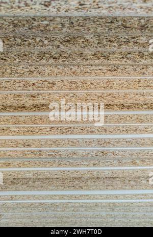 Panneaux de particules de placage pilés sur le haut. Détails de l'arête Banque D'Images