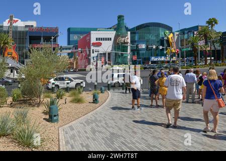 Nevada USA 4 septembre 2021 Un groupe de touristes attend le signal pour traverser l'intersection animée de Las Vegas Boulevard et West Park Avenue Banque D'Images