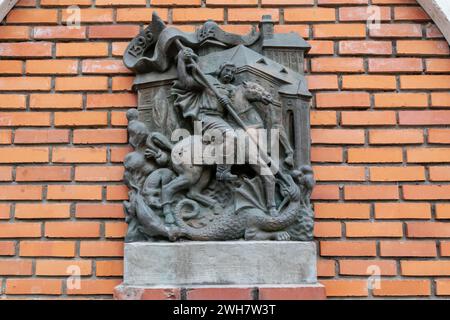 MUKACHEVO, UKRAINE - MARTH 5, 2023 : c'est l'une des dalles en relief sur le mur de la maison urbaine avec l'histoire de la ville, unie par la commune Banque D'Images