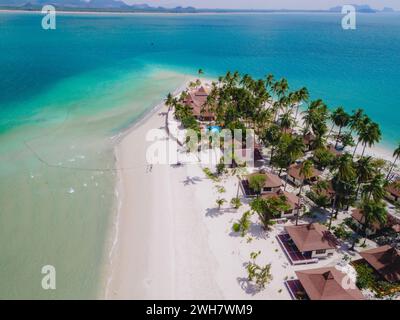 Drone vue aérienne à Koh Muk une île tropicale avec des palmiers et du sable blanc doux, et un océan couleur turquoise à Koh Mook Trang Thaïlande Banque D'Images