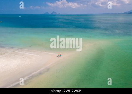 Drone vue aérienne à Koh Muk une île tropicale avec des palmiers et du sable blanc doux, et un océan couleur turquoise à Koh Mook Trang Thaïlande Banque D'Images