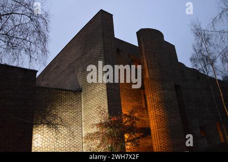 Stockholm, Suède - 3 novembre 2023 - Markuskyrkan (église Markus) à Björkhagen au crépuscule. (Photo de Markku Rainer Peltonen) Banque D'Images