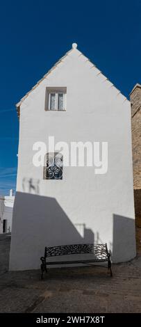 Bâtiment pittoresque dans une rue à Vejer de la Frontera, une belle ville blanche dans la province de Cadix, Andalousie, Espagne Banque D'Images