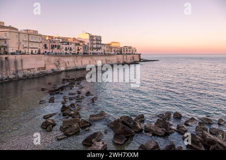 Coucher de soleil Lungomare d'Ortiga, Siracusa Sicilia Italie Banque D'Images