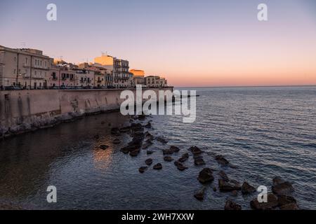 Coucher de soleil Lungomare d'Ortiga, Siracusa Sicilia Italie Banque D'Images