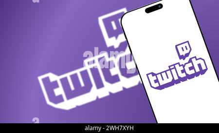 Istanbul, Turquie - 25 janvier 2024 : logo de la marque Twitch sur l'écran du smartphone. Twitch est une plateforme de streaming en direct pour les joueurs et les créatifs. Illustratif Banque D'Images