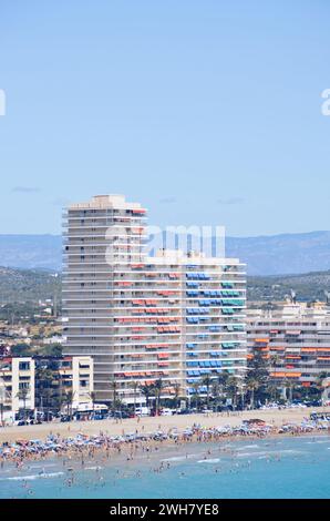 Plages bondées dans la ville de Peñiscola, Espagne, le 22 juillet 2019 Banque D'Images