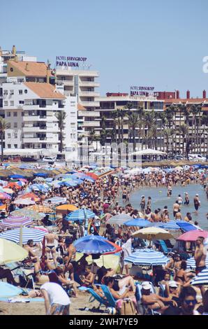 Plages bondées dans la ville de Peñiscola, Espagne, le 22 juillet 2019 Banque D'Images