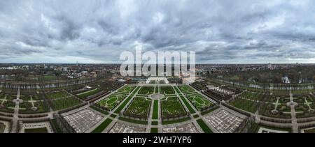 Vue aérienne du drone sur les jardins Herrenhauser à Hanovre, Allemagne. Vue aérienne du drone. Monument des jardins du château. Banque D'Images