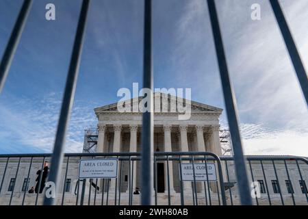 Washington, États-Unis. 08th Feb, 2024. Des barricades se dressent devant la Cour suprême des États-Unis à Washington, DC alors que des arguments oraux sont entendus sur la question de savoir si l'ancien président Donald Trump peut rester sur le bulletin de vote de la primaire républicaine du Colorado pour l'élection de 2024 le jeudi 8 février 2024. Trump fait appel de la décision de la Cour suprême du Colorado de décembre 2023, qui affirmait qu'il avait « intentionnellement organisé et incité une foule violente à attaquer le Capitole des États-Unis dans une tentative désespérée d'empêcher le décompte des votes électoraux exprimés contre lui ». Photo de Bonnie Cash/UPI crédit : UPI/Alamy Live News Banque D'Images