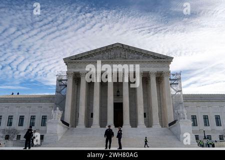 Washington, États-Unis. 08th Feb, 2024. La police se tient devant la Cour suprême des États-Unis à Washington, DC alors que les arguments oraux sont entendus sur la question de savoir si l'ancien président Donald Trump peut rester sur le bulletin de vote de la primaire républicaine du Colorado pour l'élection de 2024 le jeudi 8 février 2024. Trump fait appel de la décision de la Cour suprême du Colorado de décembre 2023, qui affirmait qu'il avait « intentionnellement organisé et incité une foule violente à attaquer le Capitole des États-Unis dans une tentative désespérée d'empêcher le décompte des votes électoraux exprimés contre lui ». Photo de Bonnie Cash/UPI crédit : UPI/Alamy Live News Banque D'Images