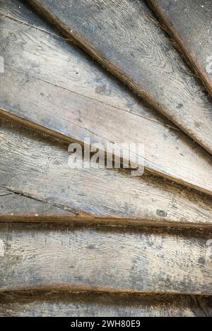 Vieil escalier en bois dans une maison de location, vue de dessus. Banque D'Images