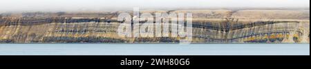 Falaise marine montrant des strates de calcaire et de grès de la période Permienne le long du détroit de Hinlopen / Hinlopenstretet, Spitzberg / Svalbard, Norvège Banque D'Images