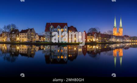 Maisons historiques et cathédrale de Lübeck / Dom zu Lübeck / Lübecker Dom le long de la rivière Trave à la ville Luebeck la nuit, Schleswig-Holstein, Allemagne Banque D'Images