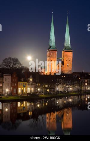 Maisons historiques et cathédrale de Lübeck / Dom zu Lübeck / Lübecker Dom le long de la rivière Trave à la ville Luebeck la nuit, Schleswig-Holstein, Allemagne Banque D'Images