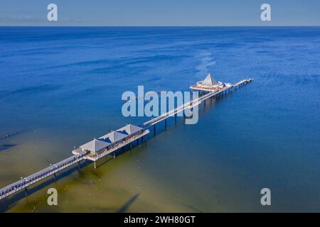 Heringsdorf Pier / Seebrücke Heringsdorf s'étend dans la mer Baltique sur l'île d'Usedom, Mecklembourg-Poméranie occidentale, Allemagne Banque D'Images