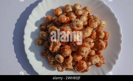 Délicieux snack maison noix de renard caramalisées ou snack Makhana. Plat croustillant au caramel aux graines de lotus soufflé fait maison Banque D'Images