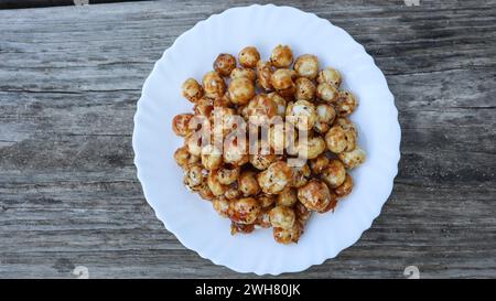 Délicieux snack maison noix de renard caramalisées ou snack Makhana. Plat croustillant au caramel aux graines de lotus soufflé fait maison Banque D'Images