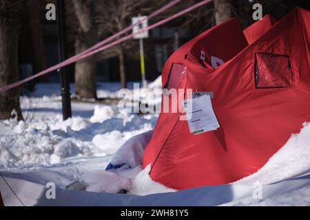 Halifax, Nouvelle-Écosse, Canada. 8 février 2024. Des tentes du campement du parc Victoria ont reçu des avis d'expulsion de la ville de Halifax. Victoria Park est l’un des cinq camps désignés que la ville ordonne aux gens de quitter dans les semaines à venir, au plus tard le 26 février, date à laquelle les résidents seront passibles d’amendes et d’arrestations possibles. Cela se produit alors même que la crise du logement dans la ville ne montre aucun signe d'amélioration. Crédit : meanderingemu/Alamy Live News Banque D'Images