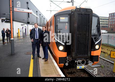 Wolverhampton, Royaume-Uni, 8 février 2024. West Midlands Railway a dévoilé ce matin sa nouvelle flotte de trains électriques Class 730 à la gare de Wolverhampton, prêts à entrer en service la semaine prochaine entre Wolverhampton, Birmingham et Walsall. Au printemps, ils entreront également en service sur la Cross City Line entre Lichfield, Birmingham, Redditch et Bromsgrove. Construit par Alstom à Derby, dans le cadre d’un investissement de 700 millions de livres sterling dans de nouvelles flottes et infrastructures par WMR. Le directeur général de West Midlands Railway Ian McConnell (G) et le maire de West Midlands, Andy Street (d), lors du voyage de démonstration. Actualités en direct de GP Essex/Alamy Banque D'Images