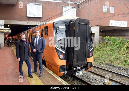 Wolverhampton, Royaume-Uni, 8 février 2024. West Midlands Railway a dévoilé ce matin sa nouvelle flotte de trains électriques Class 730 à la gare de Wolverhampton, prêts à entrer en service la semaine prochaine entre Wolverhampton, Birmingham et Walsall. Au printemps, ils entreront également en service sur la Cross City Line entre Lichfield, Birmingham, Redditch et Bromsgrove. Construit par Alstom à Derby, dans le cadre d’un investissement de 700 millions de livres sterling dans de nouvelles flottes et infrastructures par WMR. Le maire des West Midlands, Andy Street (l), et le directeur général de West Midlands Railway, Ian McConnell (d), lors du voyage de démonstration. Actualités en direct de GP Essex/Alamy Banque D'Images