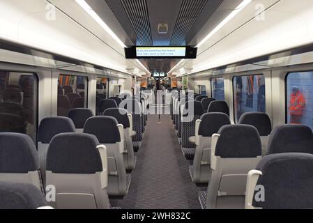 Wolverhampton, Royaume-Uni, 8 février 2024. West Midlands Railway a dévoilé ce matin sa nouvelle flotte de trains électriques Class 730 à la gare de Wolverhampton, prêts à entrer en service la semaine prochaine entre Wolverhampton, Birmingham et Walsall. Au printemps, ils entreront également en service sur la Cross City Line entre Lichfield, Birmingham, Redditch et Bromsgrove. Construit par Alstom à Derby, dans le cadre d’un investissement de 700 millions de livres sterling dans de nouvelles flottes et infrastructures par WMR. Actualités en direct de GP Essex/Alamy Banque D'Images