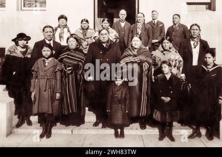 Les Indiens Osage de l'Oklahoma se sont rassemblés pour un portrait de groupe à Washington, DC, en 1920. (ÉTATS-UNIS) Banque D'Images