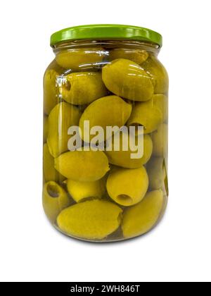 Olives vertes dénoyautées en saumure dans un bocal en verre isolé sur blanc avec chemin de détourage inclus Banque D'Images