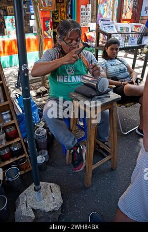 Un Silversmith travaillant dans les tasses la Boca produisant Mate. Le maté ou maté est une boisson traditionnelle sud-américaine à base de plantes infusée riche en caféine. Banque D'Images