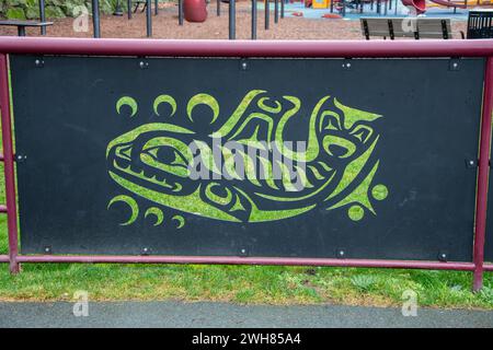 Peintures murales salish sur la clôture au terrain de jeu du parc Maffeo Sutton à Nanaimo, Colombie-Britannique, Canada Banque D'Images