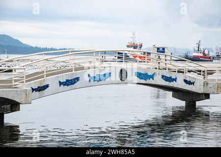 Murale de saumon sur le pont au parc Maffeo Sutton à Nanaimo, Colombie-Britannique, Canada Banque D'Images