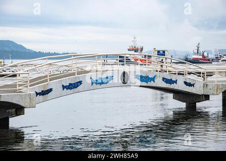 Murale de saumon sur le pont au parc Maffeo Sutton à Nanaimo, Colombie-Britannique, Canada Banque D'Images