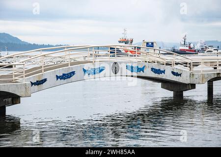 Murale de saumon sur le pont au parc Maffeo Sutton à Nanaimo, Colombie-Britannique, Canada Banque D'Images