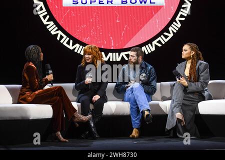 Las Vegas, États-Unis. 08th Feb, 2024. Un modérateur parle à Reba McEntire, Post Malone et Andra Day parlent sur scène lors de la conférence de presse du Super Bowl LVIII Halftime Show d'Apple Music qui s'est tenue au Mandalay Bay Convention Center à Las Vegas, Nevada, le 8 février 2024. (Photo par Anthony Behar/Sipa USA) crédit : Sipa USA/Alamy Live News Banque D'Images