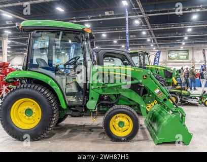 Harrisburg Pennsylvanie – 13 janvier 2024 : le chargeur frontal John Deere exposé au Pennsylvania Farm Show à Harrisburg Banque D'Images