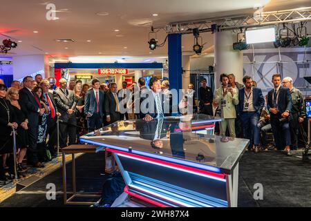 Miami, Floride : Fox Nation Patriot Awards dans Hard Rock Casino ; Tucker Carlson qui a été viré de Fox sur le plateau de l'émission Tucker Carlson Tonight Banque D'Images