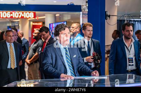 Miami, Floride : Fox Nation Patriot Awards dans Hard Rock Casino ; Tucker Carlson qui a été viré de Fox sur le plateau de l'émission Tucker Carlson Tonight Banque D'Images