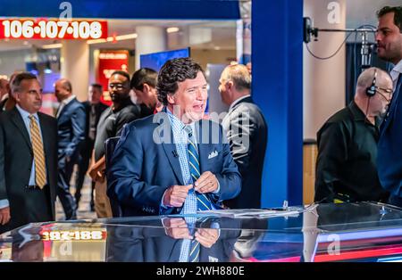 Miami, Floride : Fox Nation Patriot Awards dans Hard Rock Casino ; Tucker Carlson qui a été viré de Fox sur le plateau de l'émission Tucker Carlson Tonight Banque D'Images