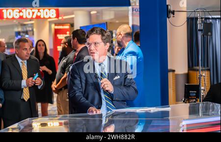 Miami, Floride : Fox Nation Patriot Awards dans Hard Rock Casino ; Tucker Carlson qui a été viré de Fox sur le plateau de l'émission Tucker Carlson Tonight Banque D'Images