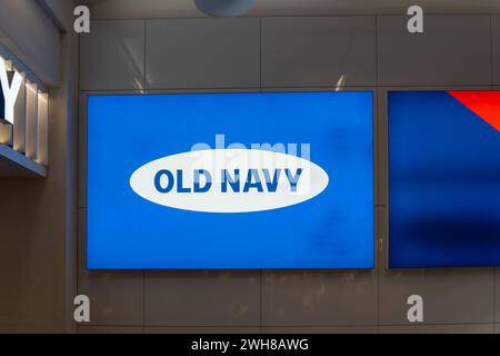Gros plan du logo Old Navy dans leur magasin dans un centre commercial à Waikiki, Hawaï. Banque D'Images