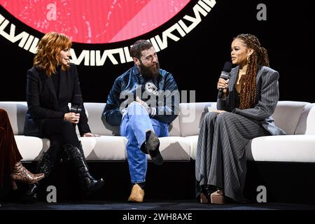 Reba McEntire et Post Malone écoutent Andra Day prendre la parole sur scène lors de la conférence de presse du Apple Music Super Bowl LVIII Halftime Show qui s’est tenue au Mandalay Bay Convention Center à Las Vegas, Nevada. Date de la photo : jeudi 8 février 2024. Banque D'Images