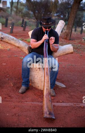 Joueur de didgeridoo, parc national de Uluṟu-Kata Tjuṯa, Ayers Rock, Australie Banque D'Images