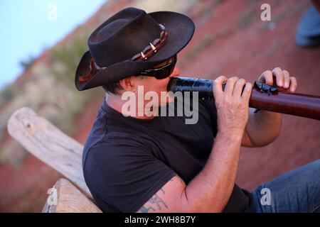 Joueur de didgeridoo, parc national de Uluṟu-Kata Tjuṯa, Ayers Rock, Australie Banque D'Images