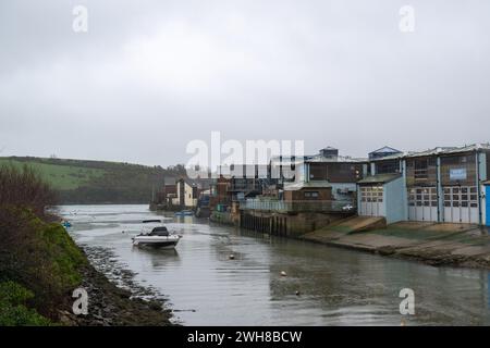 Vue le long de Batson Creek devant l'arrière des maisons de bateau et des bars qui retournent sur le ruisseau, pris à marée basse en hiver, avec Snapes point. Banque D'Images