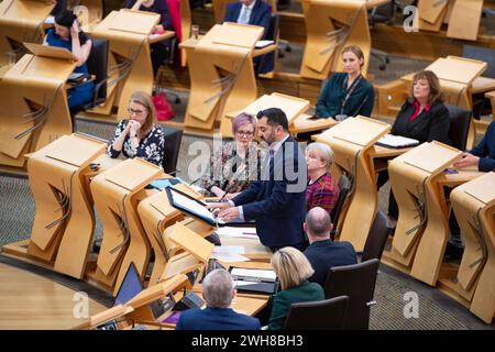 Édimbourg, Écosse, Royaume-Uni. 8 février 2024. SUR LA PHOTO : Humza Yousaf MSP, premier ministre d'Écosse et chef du Parti national écossais (SNP), vu dans la salle de débat. Scènes à l'intérieur de Holyrood le matin où Michael Matheson MSP, l'ancien ministre de la santé qui a démissionné du gouvernement écossais ce matin. Crédit : Colin d Fisher crédit : Colin Fisher/Alamy Live News Banque D'Images