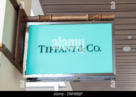 Tiffany et Co. accrochent une enseigne dans leur magasin dans un centre commercial à Waikiki, Hawaï. Banque D'Images